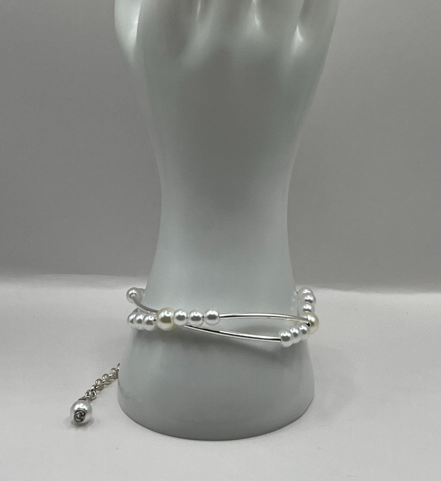 The Curved Faux Glass Pearls Bracelet image 0